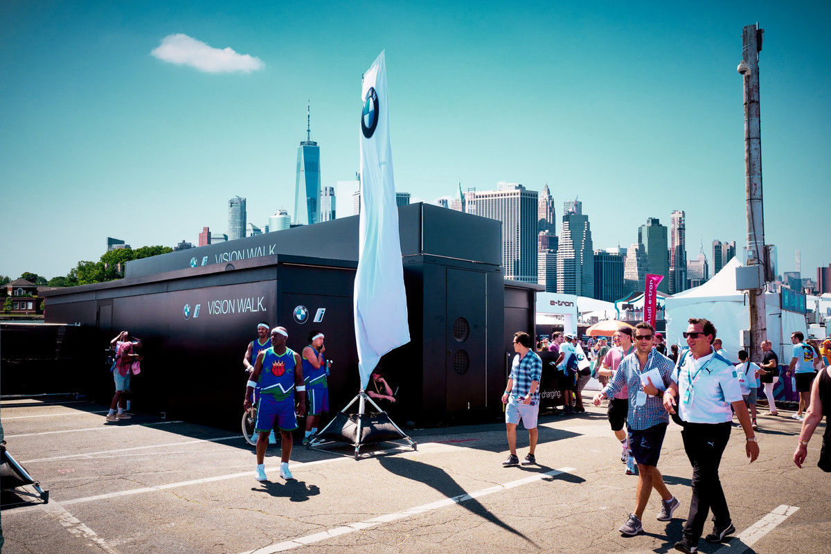 ELEKTRISIEREND - Mit BMW und MAGNA auf der Formel E in New York.